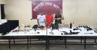 রাজশাহীতে সেনাবাহিনীর অভিযানে বিপুল অস্ত্র ও বিস্ফোরক উদ্ধার, আটক ৩